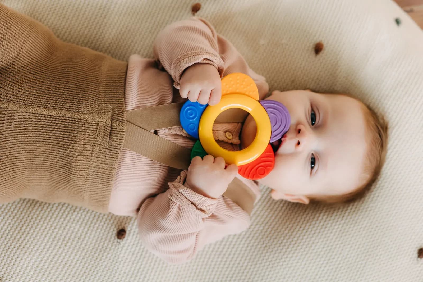 Eerste tandjes: wat je kan verwachten en hoe je je baby helpt
