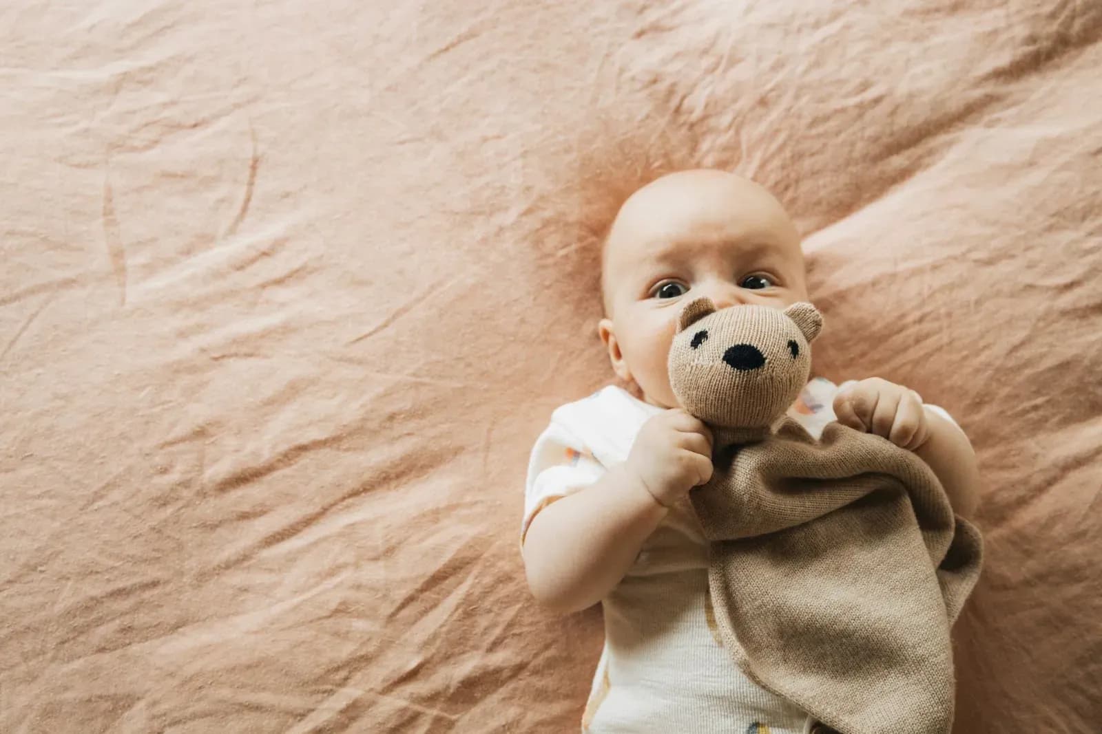 Knuffeldoekje of dekentje? Zo kies je het perfecte troostvriendje