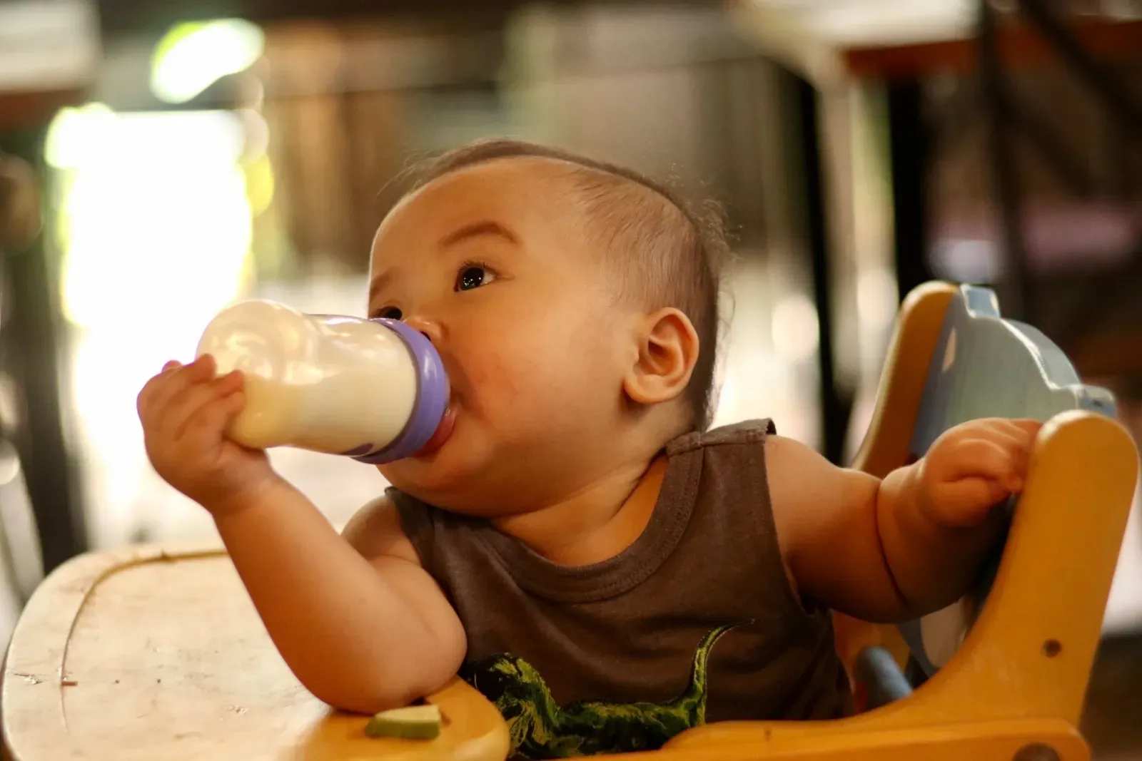 Van fles of borst naar drinkbeker: rustig oefenen (morsen hoort erbij)