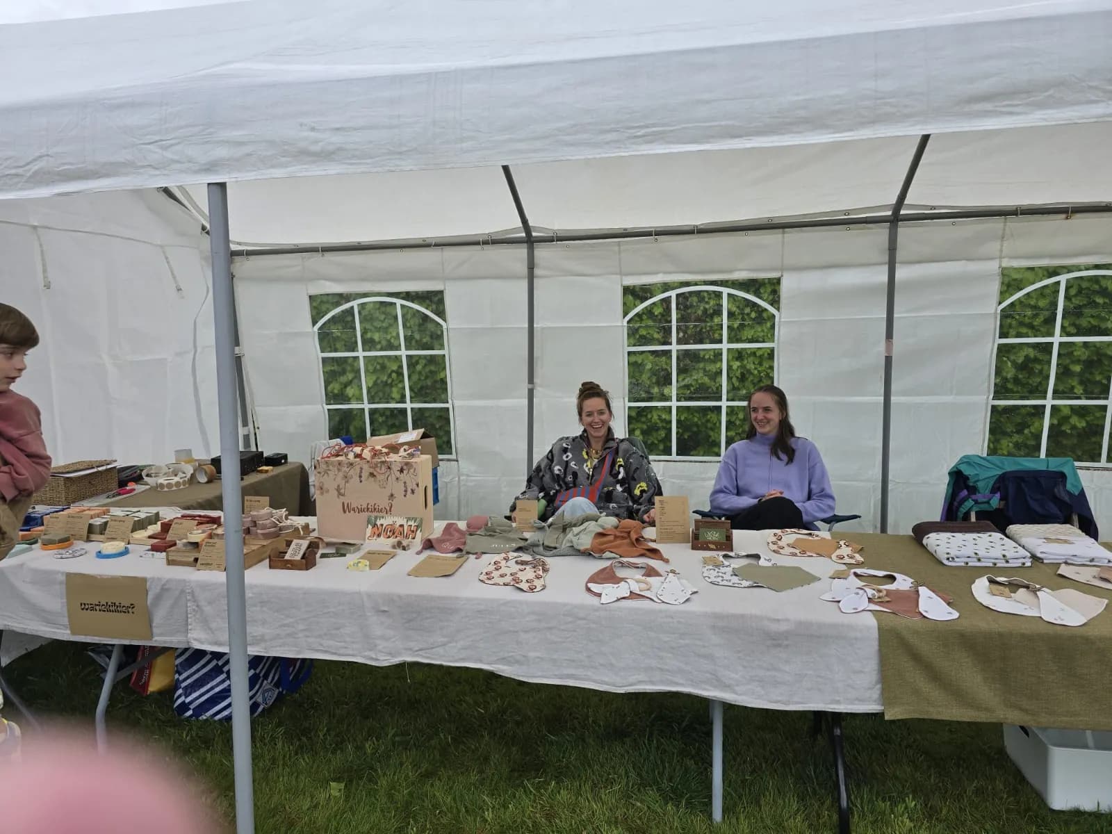 Mijn zus en ik op een marktje, samen onze producten aan het verkopen