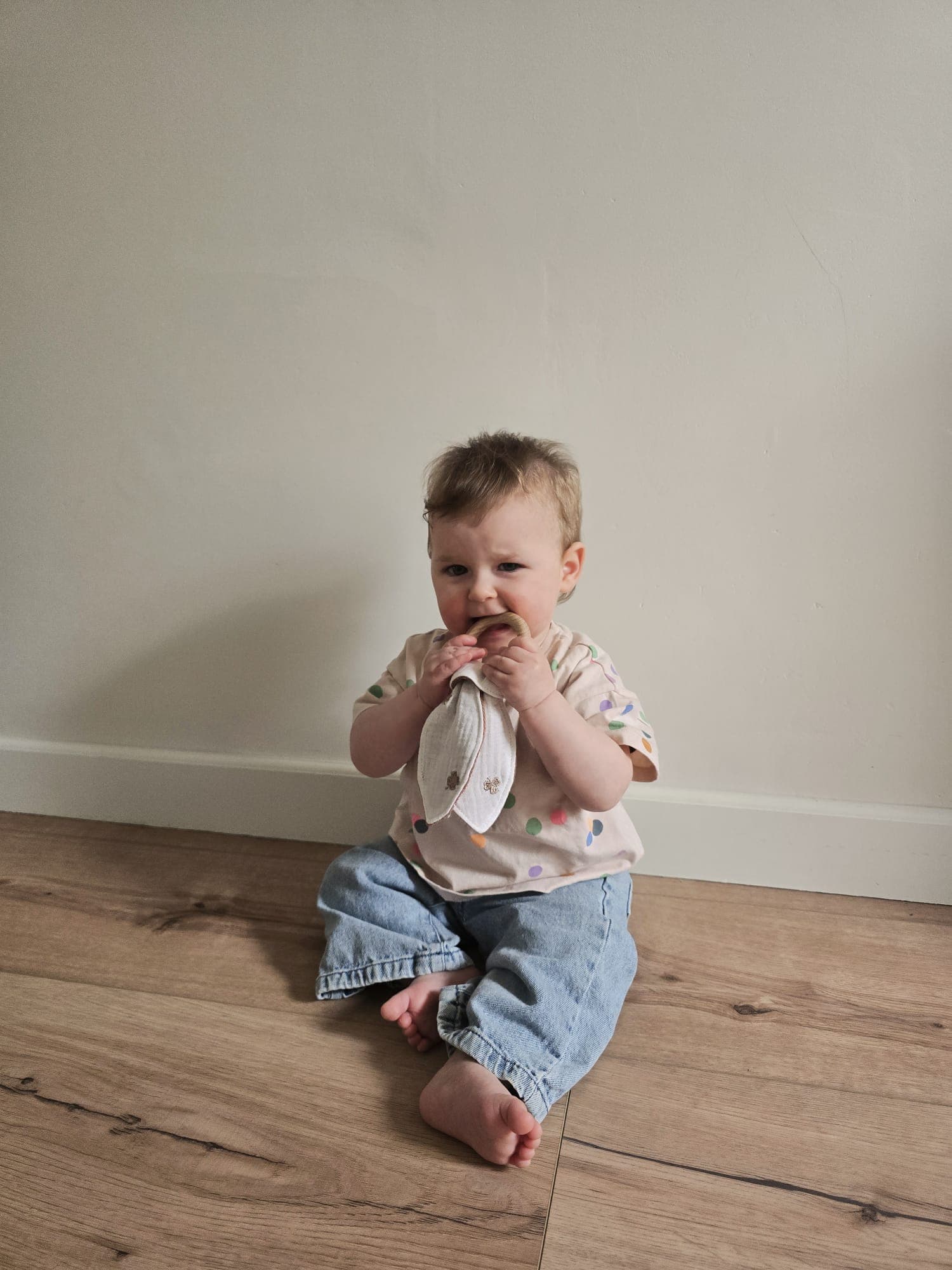 Baby met een bijtring in zachte, ademende stof