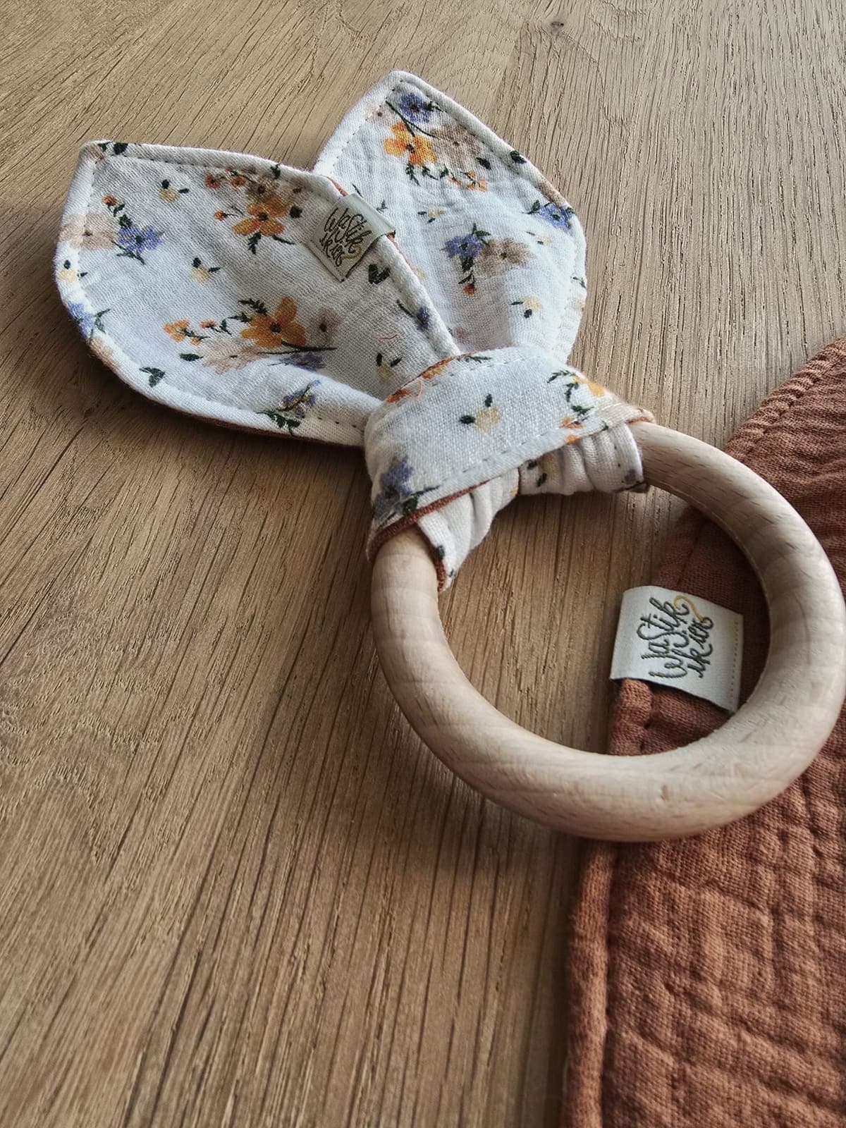 Houten bijtring met een zacht oortje in mousseline