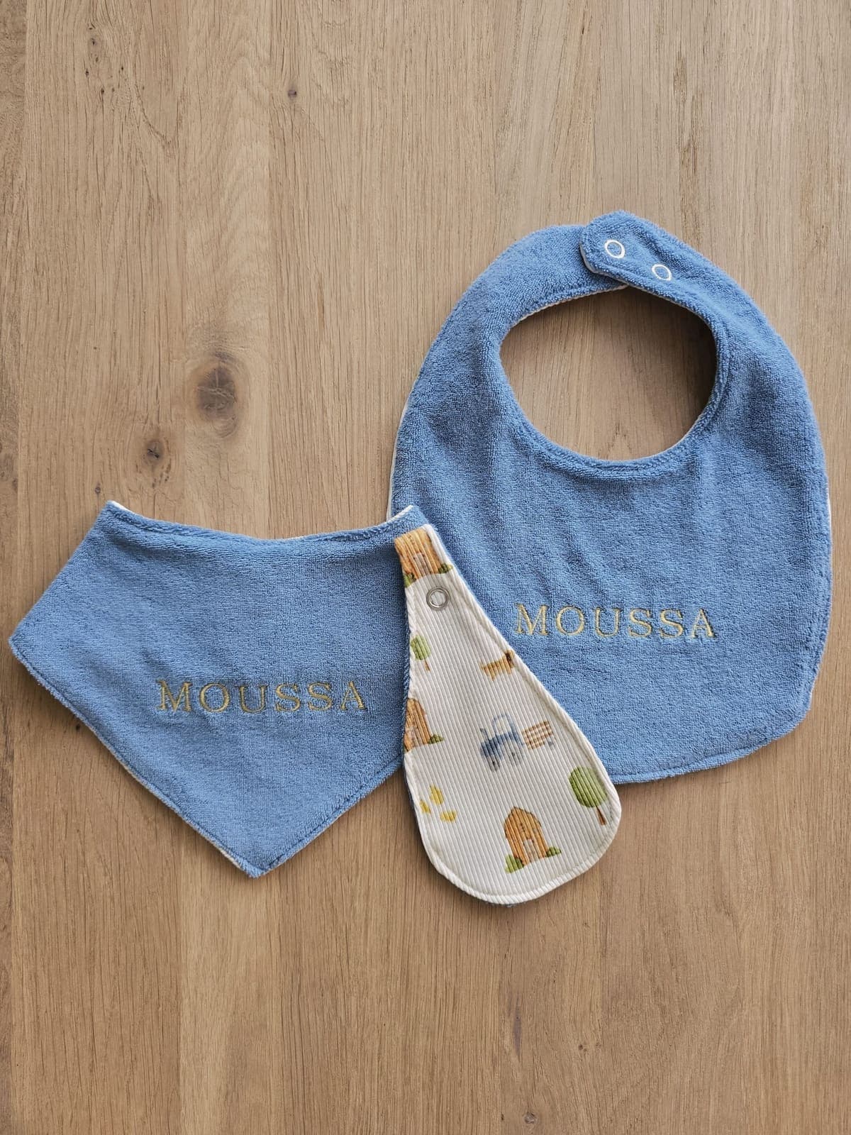 Gepersonaliseerd setje in zachte, chique blauwe badstof met een geborduurde naam