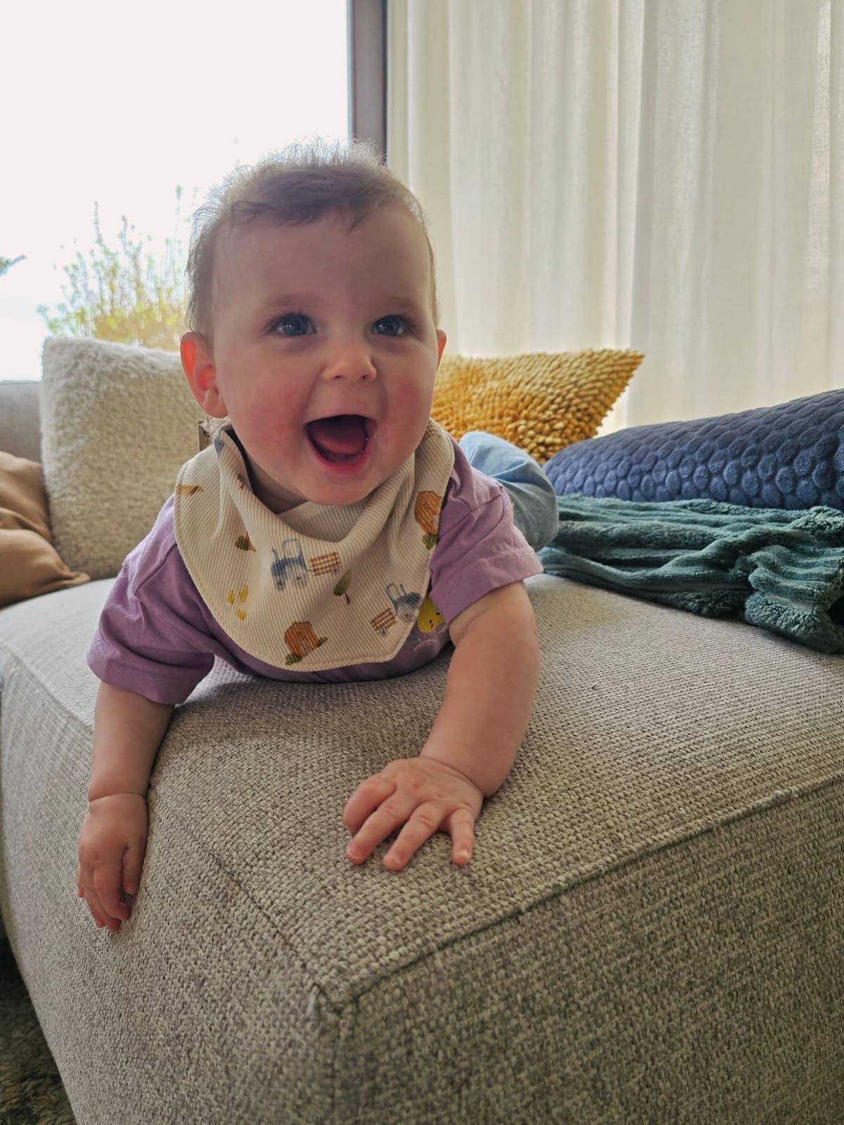Lachende baby met slabbetje