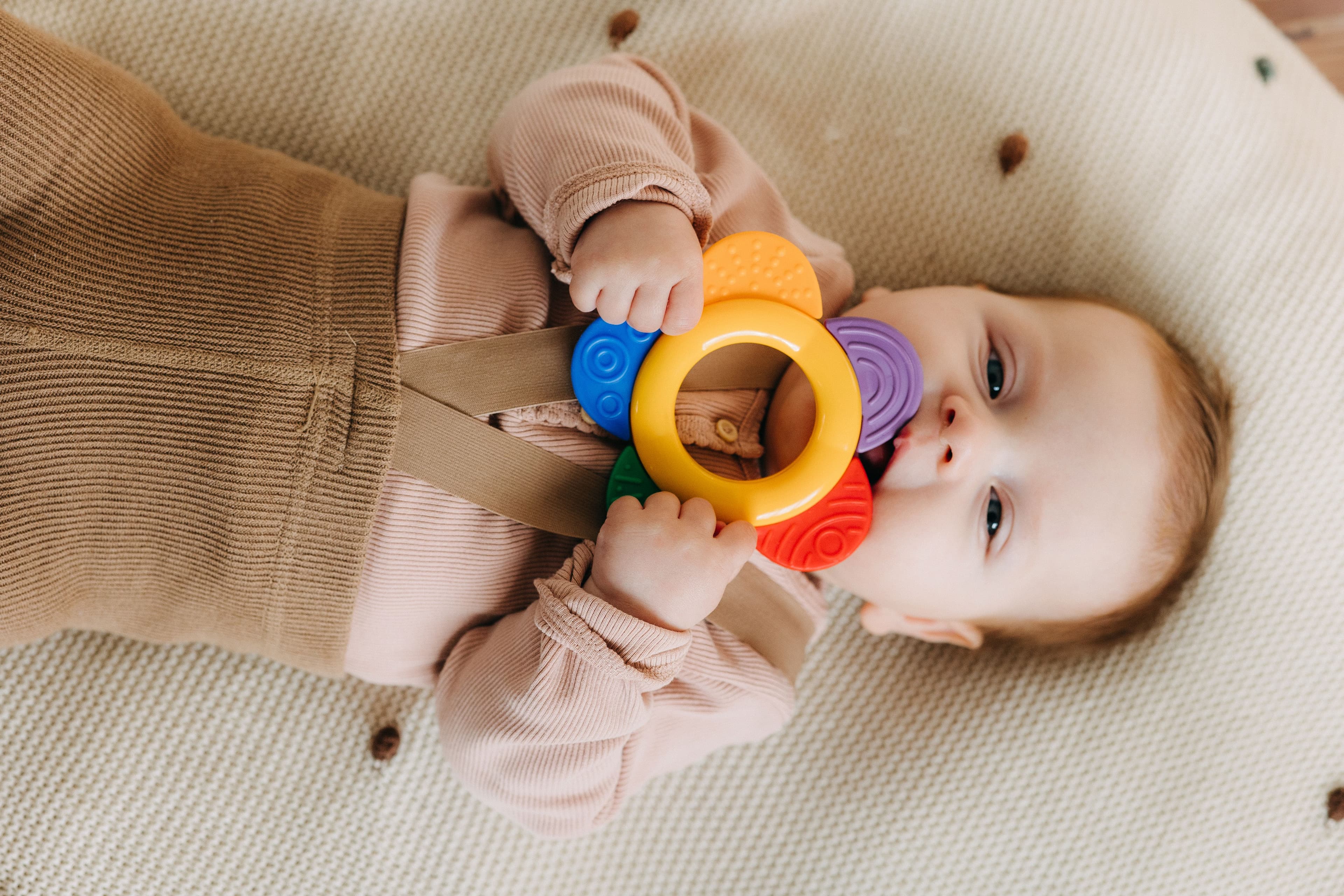 Eerste tandjes: wat je kan verwachten en hoe je je baby helpt
